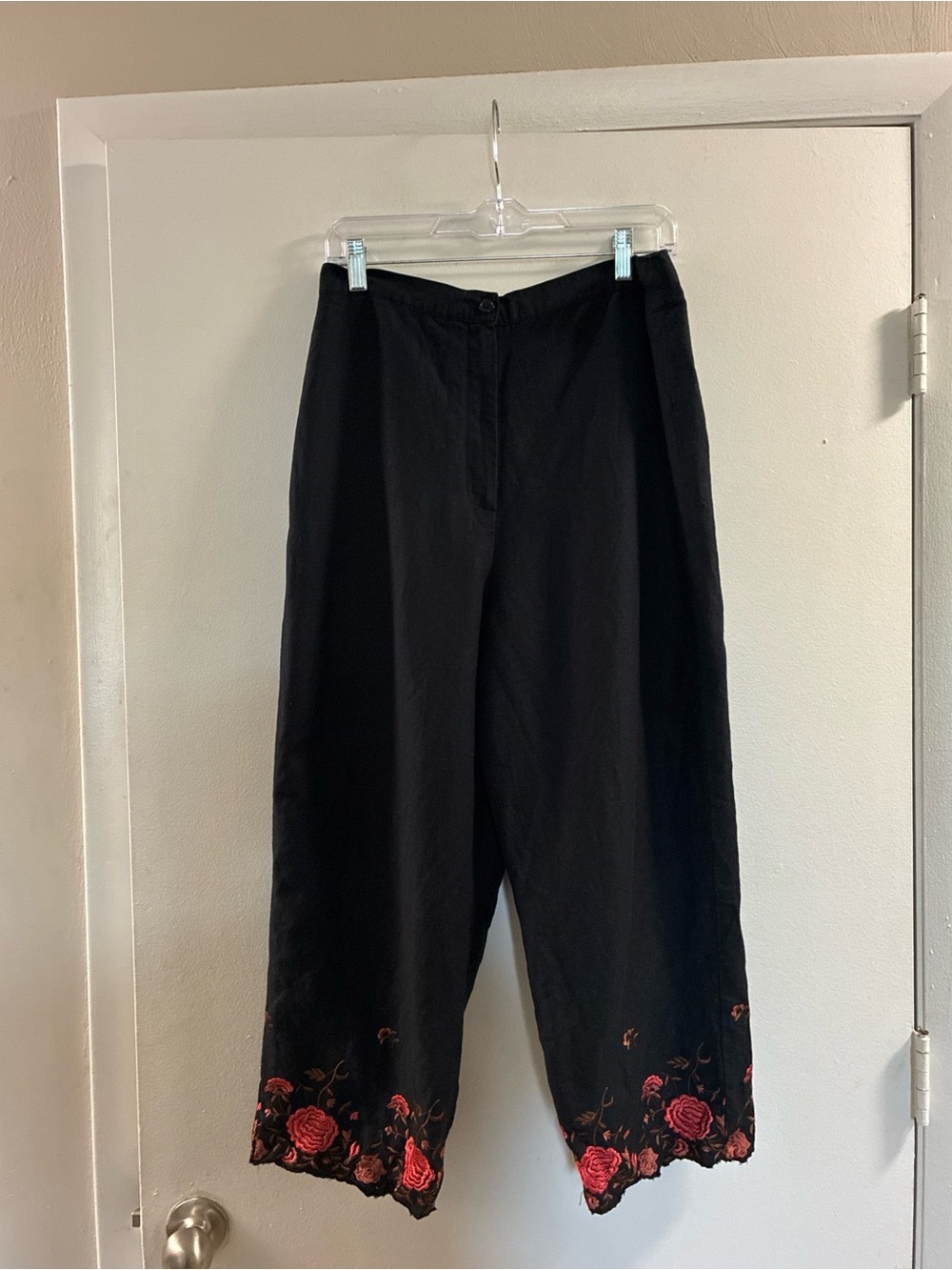 Larry Levine Black Lined Linen Blend Cropped Pant with Red Rose Embroidery